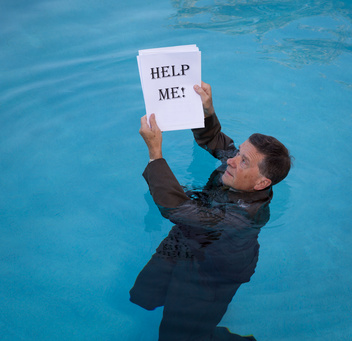 Homme dans une piscine qui demande de l'aide