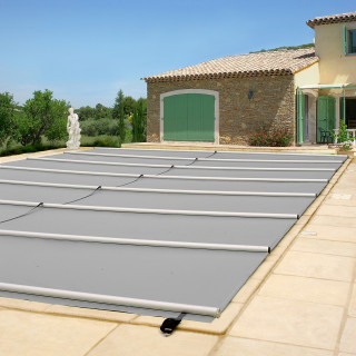 Couverture à bulles sur-mesure piscine bois