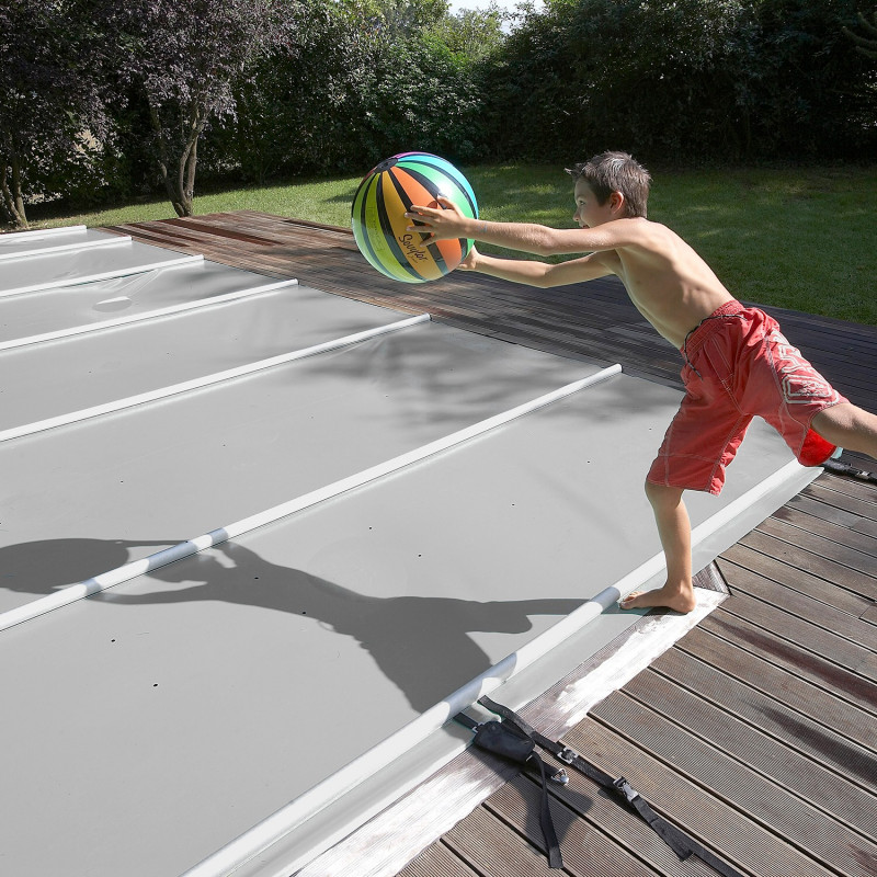 Couverture à bulles sur-mesure piscine bois