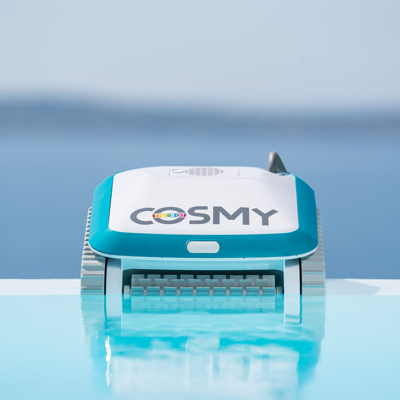 robot cosmy couleur cobalt au bord de la piscine