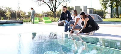 Personen entspannen am Pool