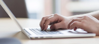 Person füllt Apoolco Kontaktformular aus