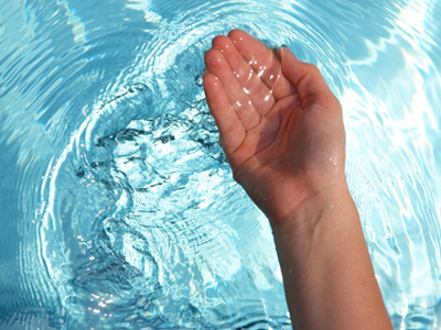 Piscine au chlore : Les 4 règles fondamentales pour obtenir une eau cristalline
