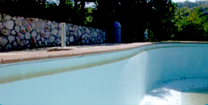 Ligne d'eau jaune sur liner piscine