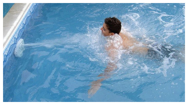 Massages dans la piscine grâce à une nage contre courant 