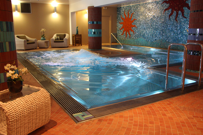 Piscine en inox avec des motifs en mosaïque pour un maximum de design