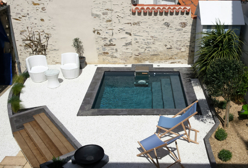 Une piscine enterrée de petite taille avec un look très design