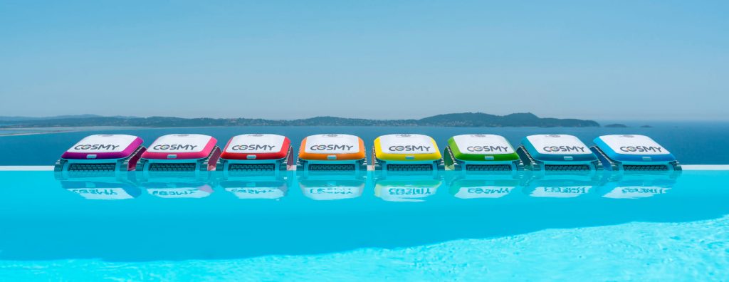 robot électrique cosmy de plusieurs couleurs dans une piscine à débordement